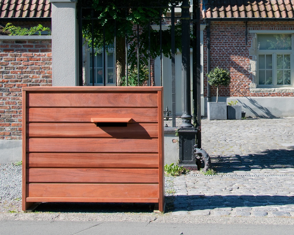 MODERN BRIEVENBUS IN PADOUK MIDDELGROOT